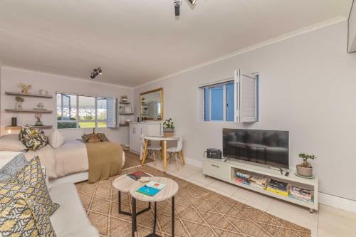 Mouille Point Studio including welcome basket - image 8