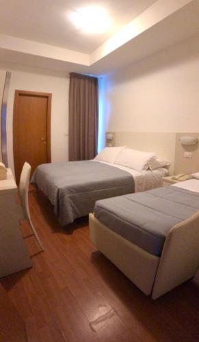 Classic Triple Room image 6
