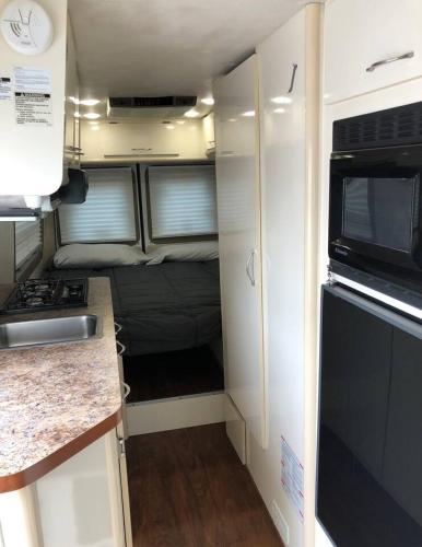 Private and cozy RV with full hookups in a convenient area with direct bus to NYC Manhattan only 2 b in Linden