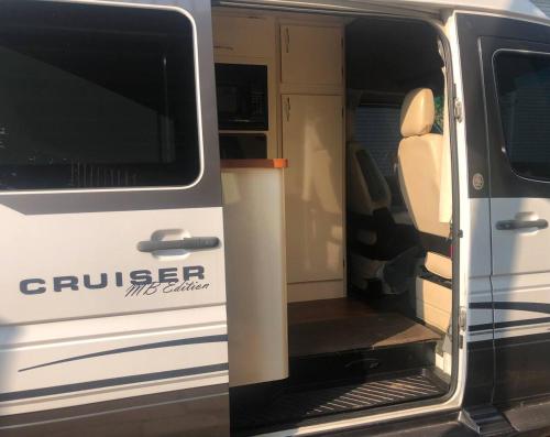 Private and cozy RV with full hookups in a convenient area with direct bus to NYC Manhattan only 2 b in Linden