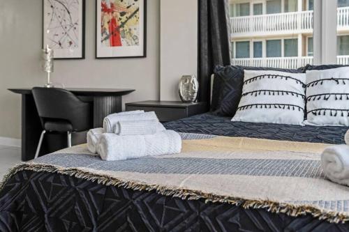 Relaxing Escape Oceanfront Pool Gem On The Beach in Fort Lauderdale, USA