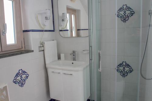 One-Bedroom Apartment image 8
