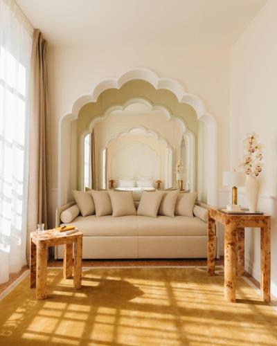 Удобства, LILOU in Иер