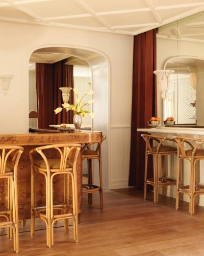 Пъб/Фоайе, LILOU in Иер