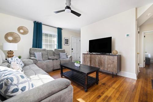 4BR House Minutes From BMS & Bristol Casino in Bristol, USA
