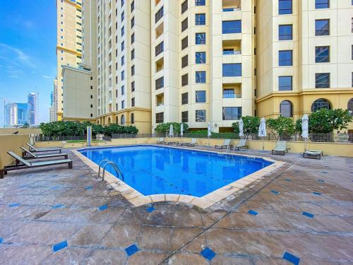 Luxurious Marina View Apartment - image 4