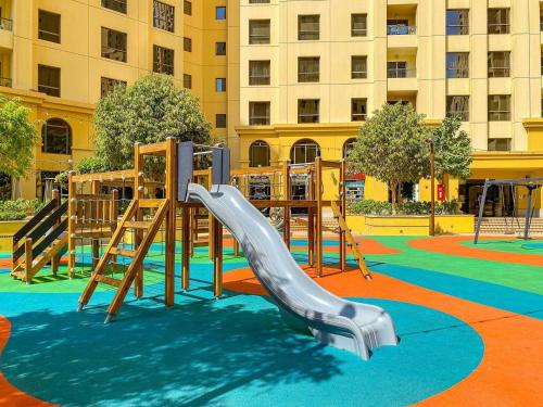 Luxurious Marina View Apartment - image 10