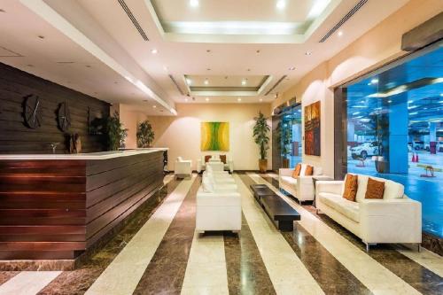 Luxurious Marina View Apartment - image 13