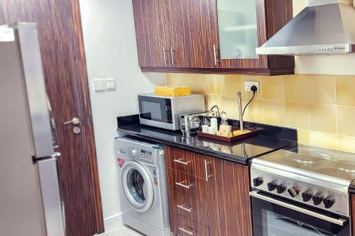 Stunning Sea and Marina View Apartment - image 5