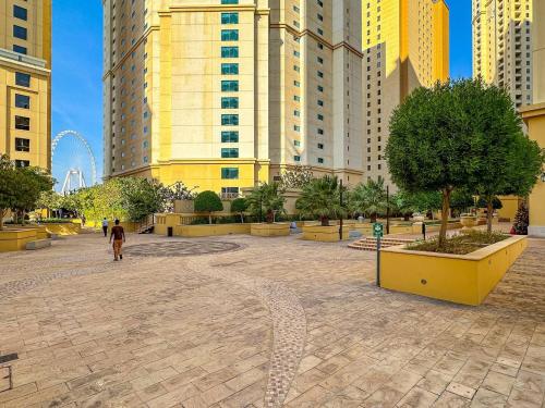 Marina and Sea View Luxury Apartment - image 6