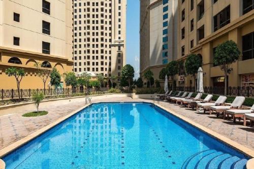 Stunning Marina View Luxury Apartment - image 5