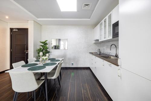 Cozy and spacious apartment- 5min walk to metro - image 5