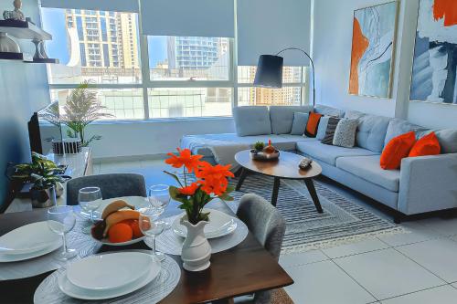 Spacious Bright Marina View Apartment - image 3