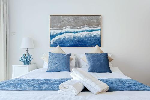 Spacious Bright Marina View Apartment - image 11