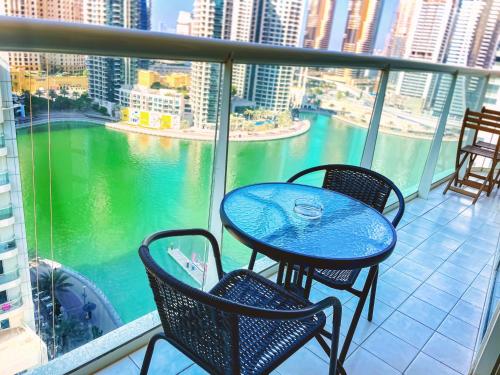 Spacious Bright Marina View Apartment - image 10
