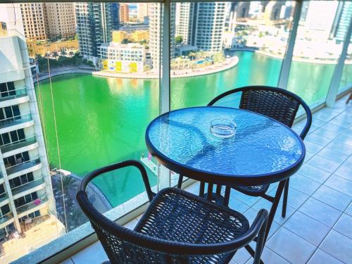 Spacious Bright Marina View Apartment - image 3