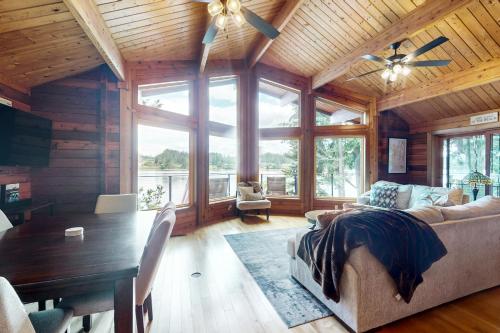 Hammersley Beach Cabin in Shelton