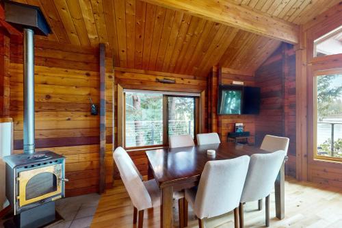 Hammersley Beach Cabin in Shelton
