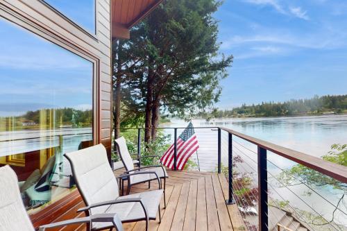 Hammersley Beach Cabin in Shelton