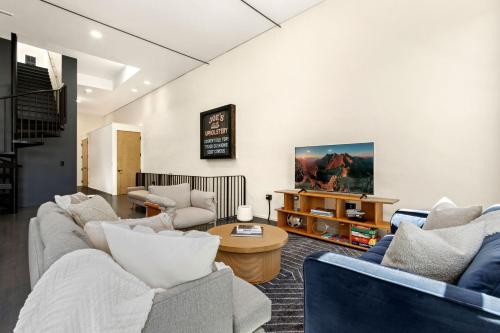 NEW! Modern Scandinavian Loft in Old Town Square in Fort Collins, USA