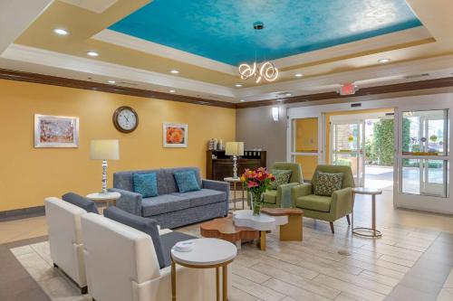 Lobby, Best Western Plus Wasco Inn & Suites in Wasco