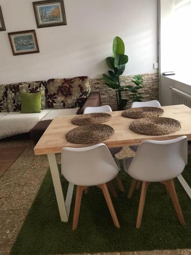Létesítmények, Casa Mirra in Cee