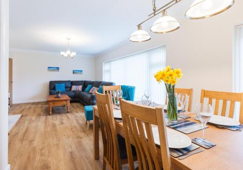 Pared Isaf in 卡迪簡