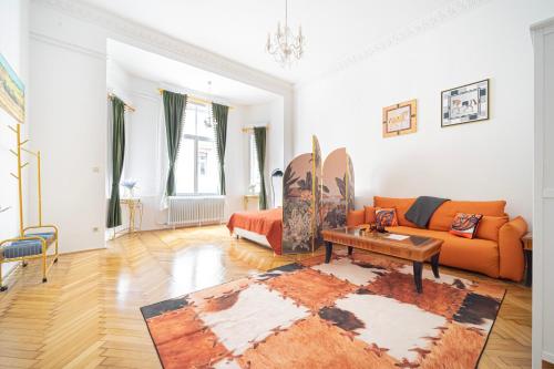 J Home - Chain Bridge Apartment - Danube View - Sleeps 6 - Tap to explore photos