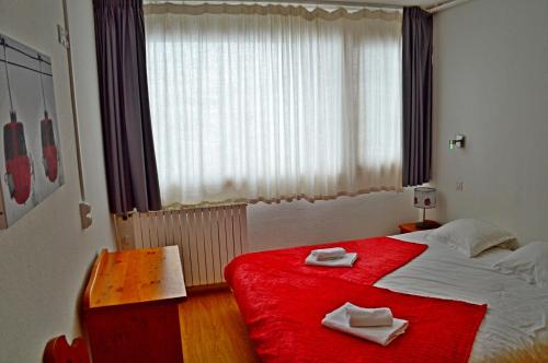 2 twin beds