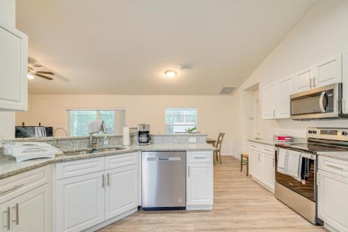 Near State Parks! Crystal River Home w/ Hot Tub in Inglis (FL)