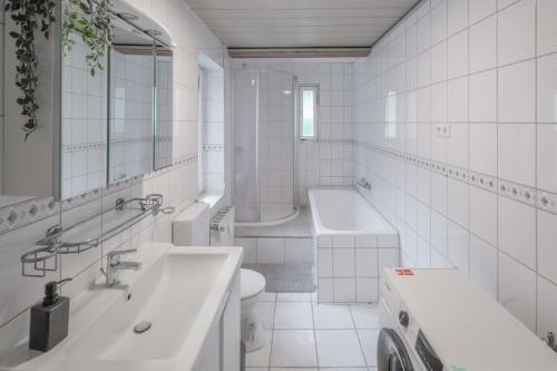 Duša, WORK&SLEEP - moderne Apartments mit Einzelbetten, TV, WLAN, Bettwäsche und Handtücher (WORK&SLEEP - moderne Apartments mit Einzelbetten, TV, WLAN, Bettwasche und Handtucher) in Oberndorf am Neckar