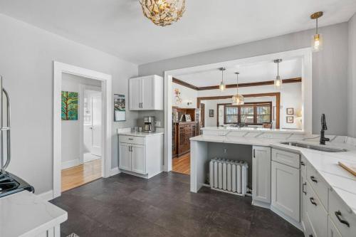 Sky Apt in Majestic MPLS Duplex in Minneapolis, USA
