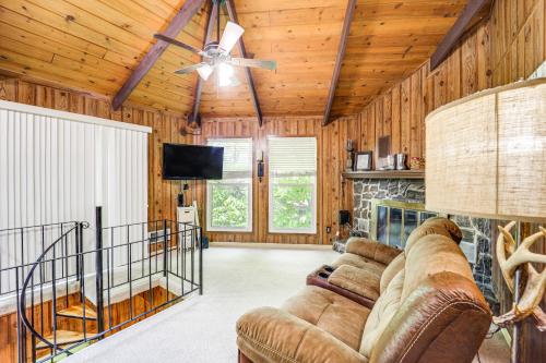 Ski, Hike! Family-Friendly Beech Mtn Cabin w/ Deck
