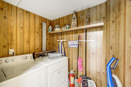 Beech Mountain Cabin with Deck, Grill Ski and Hike! in Beech Mountain, USA