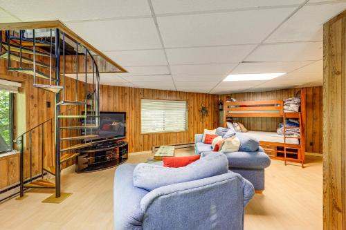 Beech Mountain Cabin with Deck, Grill Ski and Hike! in Beech Mountain, USA