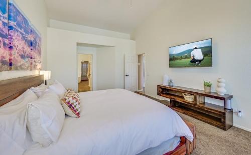 CRESCENT - Stunning Lake View with Pool, BBQ and Sunsets thumb 2