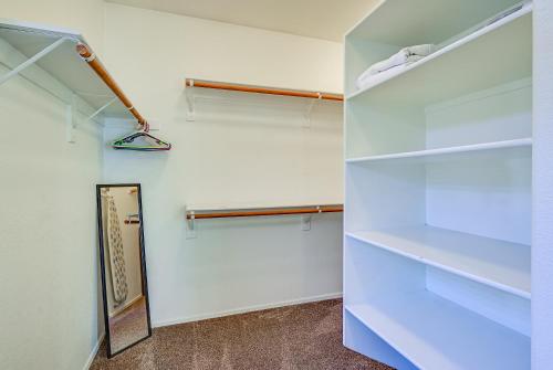 CRESCENT - Stunning Lake View with Pool, BBQ and Sunsets CRESCENT - Stunning Lake View with Pool, BBQ and Sunsets