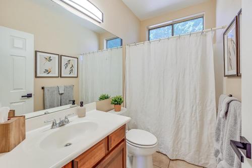 CRESCENT - Stunning Lake View with Pool, BBQ and Sunsets CRESCENT - Stunning Lake View with Pool, BBQ and Sunsets