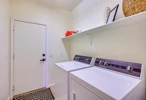 CRESCENT - Stunning Lake View with Pool, BBQ and Sunsets CRESCENT - Stunning Lake View with Pool, BBQ and Sunsets