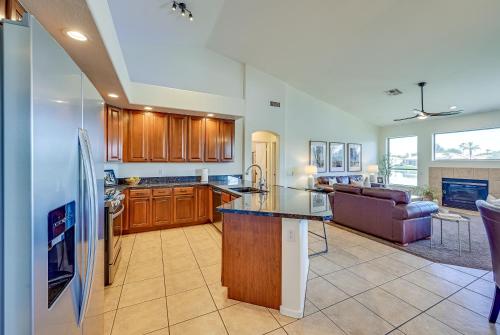 CRESCENT - Stunning Lake View with Pool, BBQ and Sunsets CRESCENT - Stunning Lake View with Pool, BBQ and Sunsets