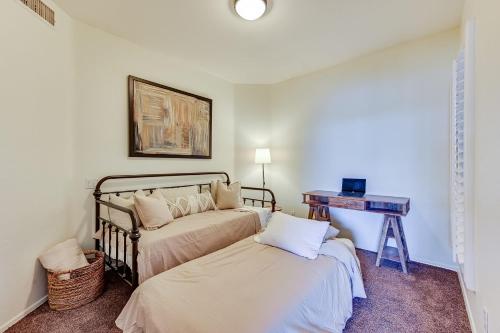 CRESCENT - Stunning Lake View with Pool, BBQ and Sunsets CRESCENT - Stunning Lake View with Pool, BBQ and Sunsets