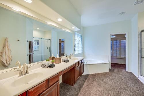 CRESCENT - Stunning Lake View with Pool, BBQ and Sunsets CRESCENT - Stunning Lake View with Pool, BBQ and Sunsets