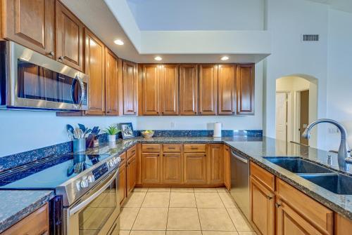 CRESCENT - Stunning Lake View with Pool, BBQ and Sunsets CRESCENT - Stunning Lake View with Pool, BBQ and Sunsets