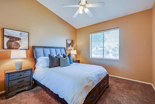 CRESCENT - Stunning Lake View with Pool, BBQ and Sunsets CRESCENT - Stunning Lake View with Pool, BBQ and Sunsets