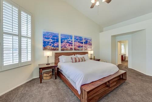 CRESCENT - Stunning Lake View with Pool, BBQ and Sunsets CRESCENT - Stunning Lake View with Pool, BBQ and Sunsets