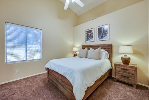 CRESCENT - Stunning Lake View with Pool, BBQ and Sunsets CRESCENT - Stunning Lake View with Pool, BBQ and Sunsets