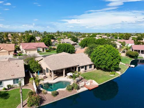 CRESCENT - Stunning Lake View with Pool, BBQ and Sunsets in Sun Lakes