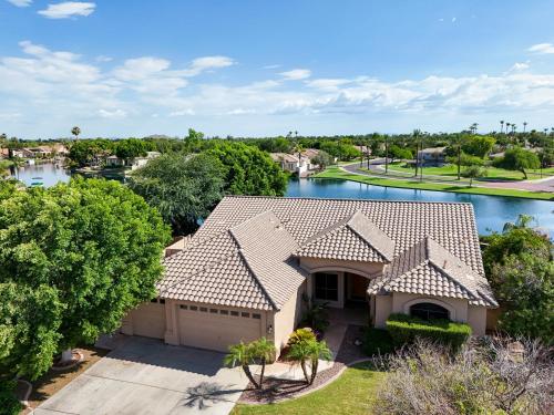 CRESCENT - Stunning Lake View with Pool, BBQ and Sunsets CRESCENT - Stunning Lake View with Pool, BBQ and Sunsets