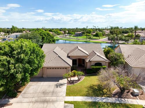 CRESCENT - Stunning Lake View with Pool, BBQ and Sunsets in Sun Lakes