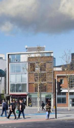 Stylish 2-Bed Apartment, sleeps 6 in Stratford E15 in London